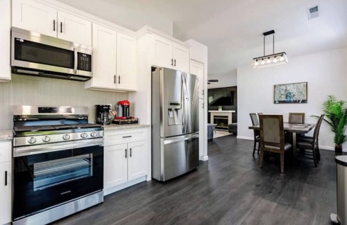 Greenacres House | Split-level NW Bakersfield Home with Outdoor Oasisn