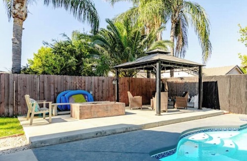 Greenacres House | Split-level NW Bakersfield Home with Outdoor Oasisn