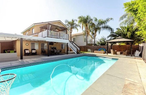 Greenacres House | Split-level NW Bakersfield Home with Outdoor Oasisn