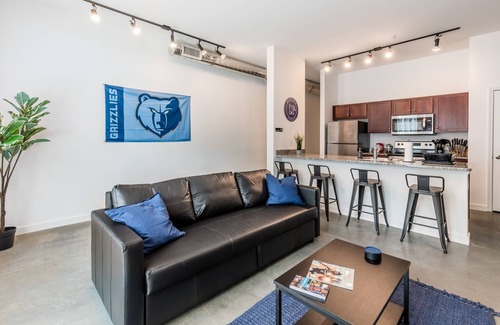 Downtown Memphis Apartment | Sports Fan's KING SUITE downtown with POOL & GYM