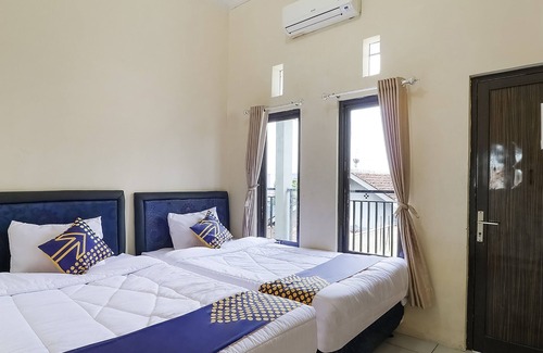Karawang Hotel | SPOT ON 3859 Sweet Candy 2NearResinda park mall