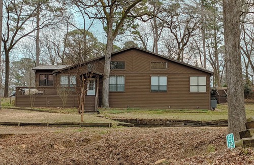 Scroggins House | Sprawling 3-bedroom house in delightful Scroggins with WiFi, AC and lakeview