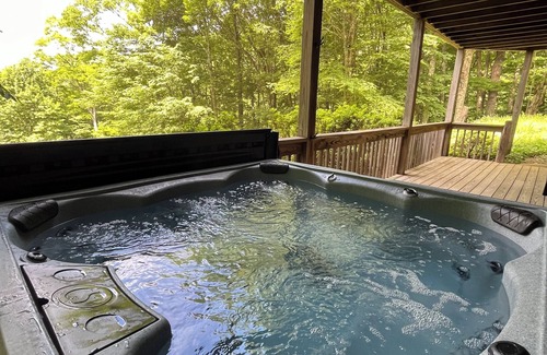 Wolf Laurel House | Spring Brook Mountain Retreat + Hot Tub +Sauna+ Fire Pit