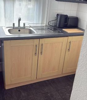 Portswood Apartment | Spring Crescent Apartments - Spacious 1 Bed with Parking, Sleeps 4