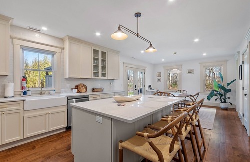 East Falmouth House | Spring Escape in Hatchville – Sleeps 6 + Dogs!