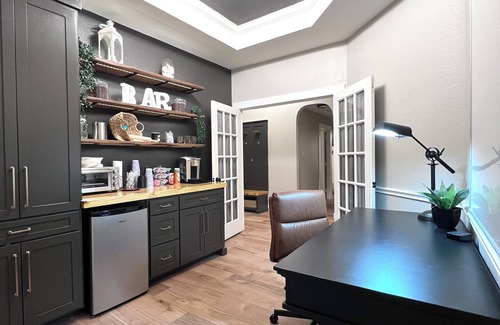 Spring House | Spring Home, Minutes from The Woodlands, Sleeps 8, King Bed, Coffee Bar,