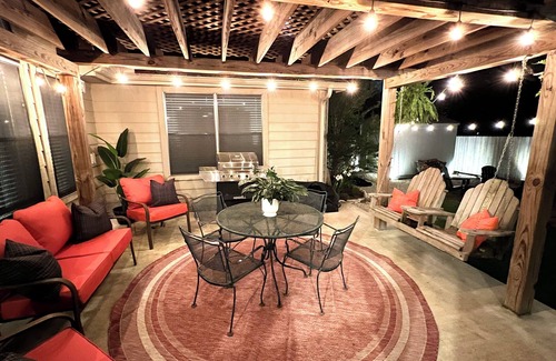 Spring House | Spring Home, Minutes from The Woodlands, Sleeps 8, King Bed, Coffee Bar,