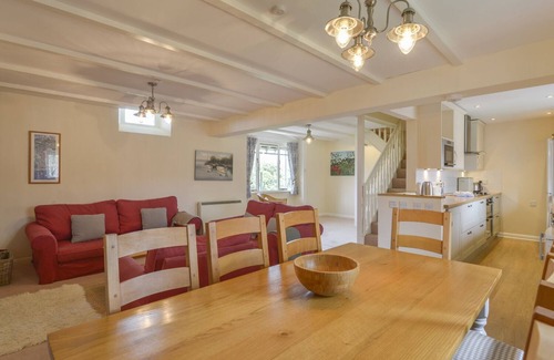 Noss Mayo Cottage | ST AUBYN COTTAGE, pet friendly, with a garden in Noss Mayo