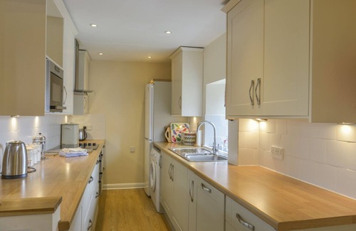 Noss Mayo Cottage | ST AUBYN COTTAGE, pet friendly, with a garden in Noss Mayo