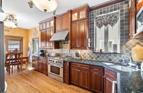 North Center Apartment | St.Bens, Jacuzzi, EV Parking! 4 beds, Walk to Wrigley Field & Brown Line!