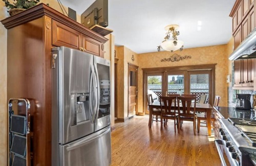 North Center Apartment | St.Bens, Jacuzzi, EV Parking! 4 beds, Walk to Wrigley Field & Brown Line!