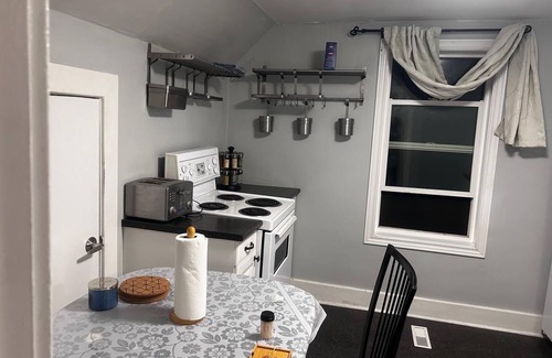 Winnipeg Apartment | St. Boniface Cozy Second Floor Suiten