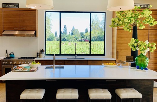 St. Helena House | St Helena luxury estate with 360 vineyard views and best location for walking.