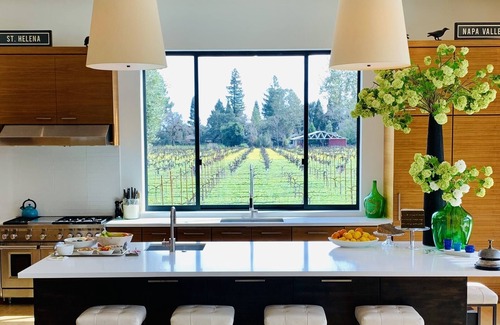 St. Helena House | St Helena luxury estate with 360 vineyard views and best location for walking.
