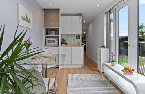 Hove House | St Helens Studio with Free Parking by My Getaways