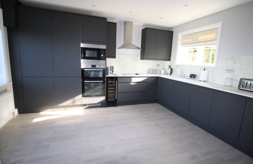 Carbis Bay House | St Ives & Carbis Bay beach sea views with Hot Tub & EV charger