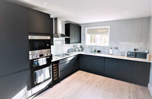 Carbis Bay House | St Ives & Carbis Bay beach sea views with Hot Tub & EV charger