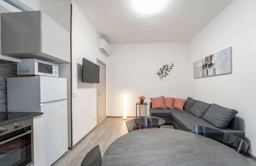 Barriera Vecchia-San Giacomo Apartment | St. James District Modern Apartment