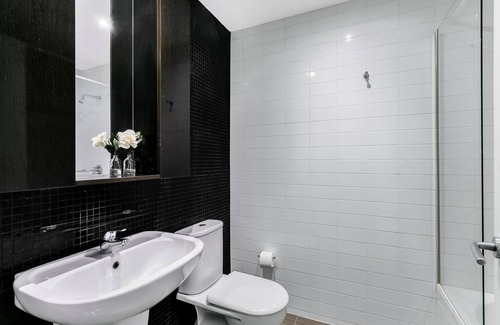 St. Leonards Apartment | St Leonards- TRNT2 - Albany Street - Spacious 2BR with Sunny Balcony, Parking Walk to Cafes