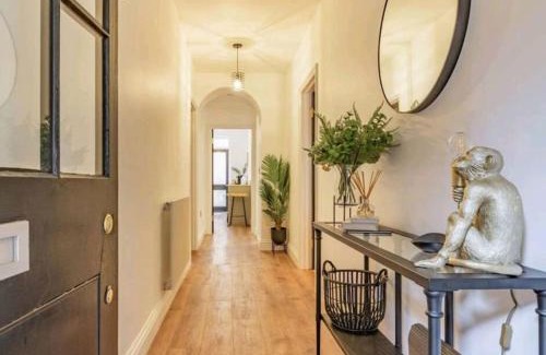 Cheltenham Apartment | St Marg’s Hideaway; Grade II listed luxury apartment in the heart of Cheltenham - gateway to the Cotswolds! Sleeps 4 - outdoor seating and free private parking!