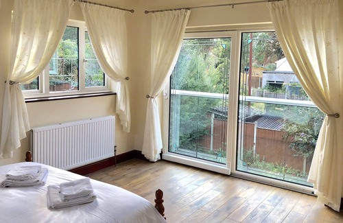 Norwich House | St Mary's House - Detached 6 bedroom house, Sleeps 11, Free Car Parking