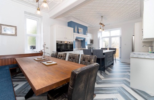 Llandudno Apartment | St Vincent House - Eight Bedroom Apartment, Sleeps 16
