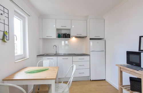 Alfama Apartment | Sta Clara House- Central & Quiet. Bright Studio