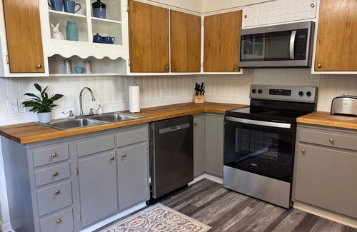 Bloomington House | Stadium Stroll: Walk to the Big Game! Sleeps 14