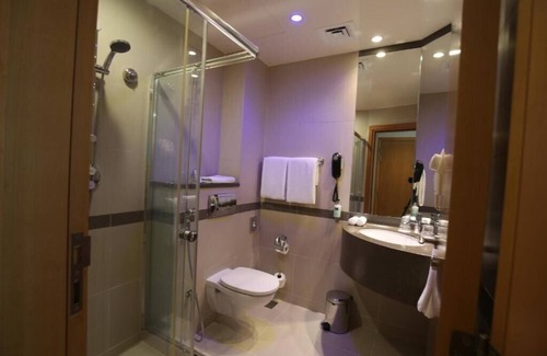 Garhoud Apartment | Standard Room Near Dxb Airport with Free Breakfast
