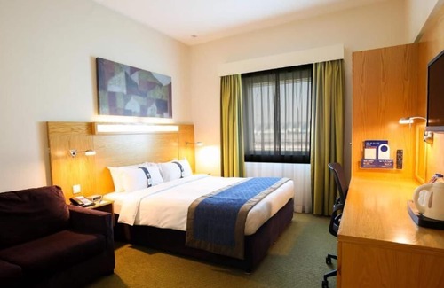 Garhoud House | Standard Room Near Dxb Terminal 3 By Luxury Bookings