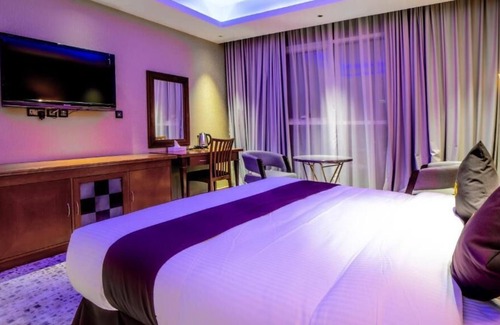 Al Muraqqabat House | Standard Room Near Reef Mall By Luxury Bookings