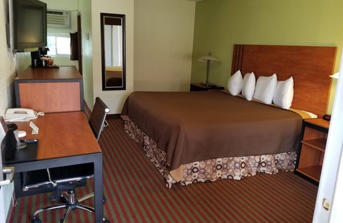 Buzzards Bay Hotel | Standard room one King Bed