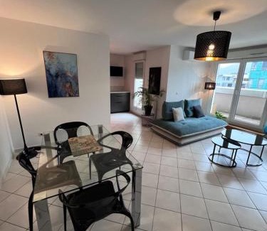 Echirolles Apartment | Standing, balcon avec vue, clim, tt équipé confort