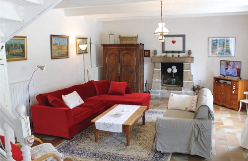 Gouesnach House | Standing in a wooded area, this delightful stone house welcomes you at the end of a long path.