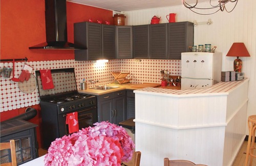 Gouesnach House | Standing in a wooded area, this delightful stone house welcomes you at the end of a long path.