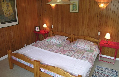 Gouesnach House | Standing in a wooded area, this delightful stone house welcomes you at the end of a long path.