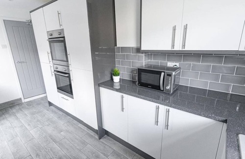 Portsmouth Apartment | Stansted 1 | 6 BR | Victorious Festival Home