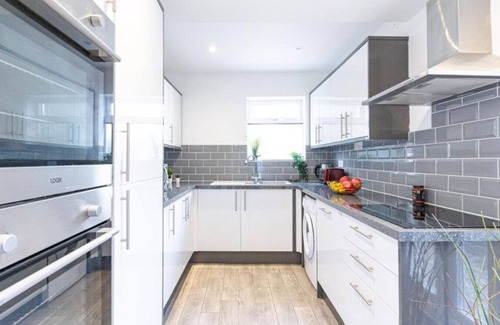 Portsmouth Apartment | Stansted 1 | 6 BR | Victorious Festival Home