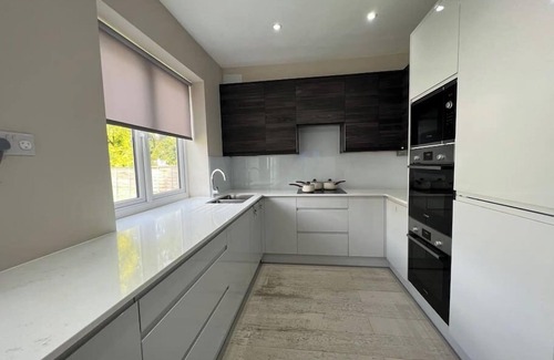 Hendon Apartment | Star London Bell Lane 3-Bed Oasis with Garden