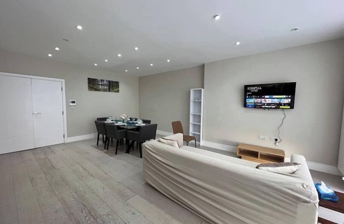 Hendon Apartment | Star London Bell Lane 3-Bed Oasis with Garden