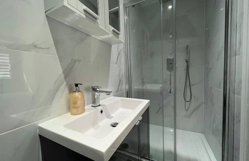 Hendon Apartment | Star London Bell Lane 3-Bed Oasis with Garden