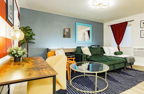 Gateway District House | Star Motel Unit 4- Premier Downtown Hotel Luxury 1br Private Oasis