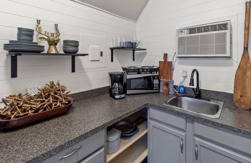 Oil City Cabin | Stargazer- Caddo Lake Cabin with Kayaks