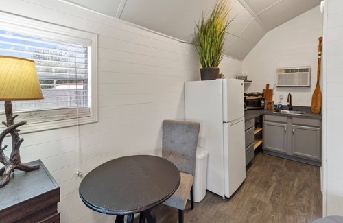 Oil City Cabin | Stargazer- Caddo Lake Cabin with Kayaks