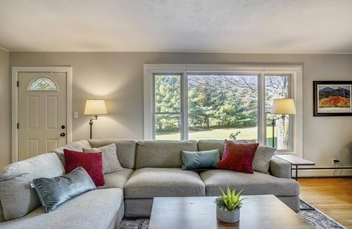 Moscow House | Stargazer Cottage - Situated on 2 private acres with an idyllic lily pond