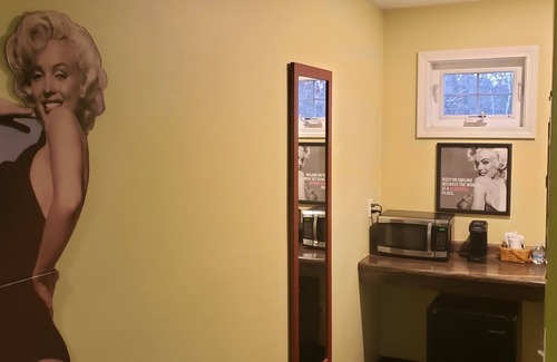 Malletts Bay Hotel | Starlight Inn