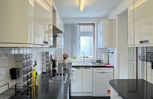 Ashford House | Starling House – 3BR near Heathrow, London(No Service Fee)