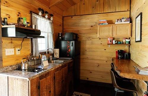 Rogers Cabin | "Stars Hollow" Cozy Mini Cabin Stay - RRG