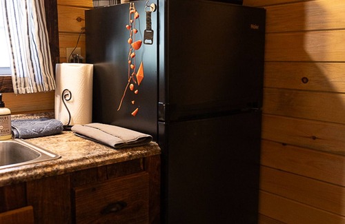 Rogers Cabin | "Stars Hollow" Cozy Mini Cabin Stay - RRG