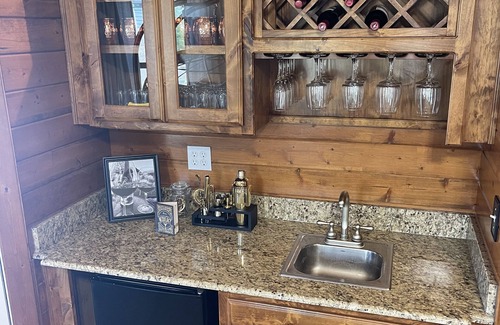 Pottsboro House | Stars on the Water: 2 king beds; walk to water; game room; wet bar; marina close